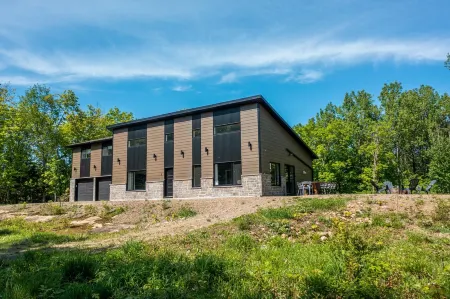 Chalet Orion, Lanaudière, spa, lake access, family-friendly and petfriendly Отели в г. Д'Отре