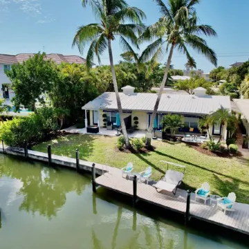 Beautiful canal front unit!See manatees playing from your living room.Cabana #12