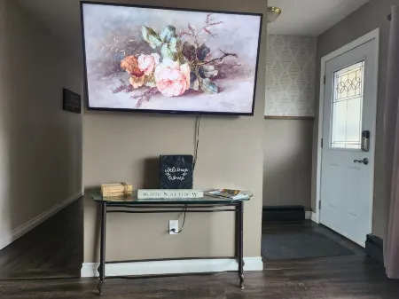 Central Location- Modern Main level 3BRD Home Отели в г. Су-Сент-Мари