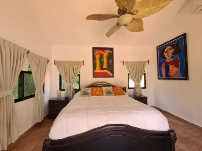 Luxury Beachfront House with pool/ beachfront Hotels in 