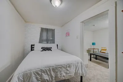 Milwaukee 1BR Bungalow with free parking Hotel in zona UWM English as a Second Language Program