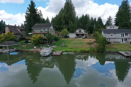 Lakefront Cottage Near Crystal Mountain & Rainier