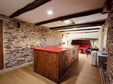 Casa con Jardín Cerrado, Entre Santiago de Compostela y Coruña