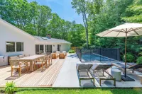 Springs Retreat: Fully Renovated Home, New Gunite Pool, Walk to Bay & Rita's Hotels in Springs