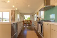 Stunning Surfers 4 Bedroom Beach House Hotel a Waihi Beach