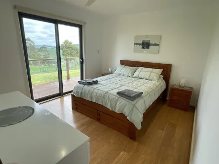 Cozy comfort, spectacular view, central South Gippsland location!! Sleeps 12! Отели в г. Леонгата