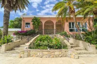 Charming 1 Bedroom: Bougainvillea Suite Hotels near Judith's Fancy