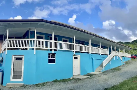 Minutes Walk to Cane Bay Beach- Porch Mountain Views, Sea from the backyard Отели рядом с достопримечательностью «Salt River Bay»