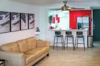 Steps to the beach, 5 mins to airport, cozy and modern, excellent location!