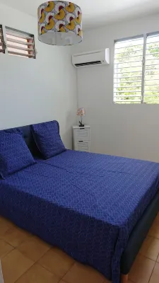 DOWNSTAIRS VILLA 500M FROM THE BEACH Отели в г. 
