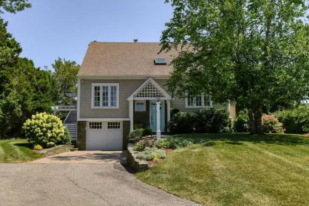 Secluded Oasis w/ Heated Salt Pool - 10 Minutes from Newport & Beaches Отели в г. Мидлтаун