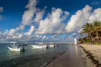 Awesome 2 BDR apartment, safe, clean, WiFi, and only  steps from the beach.