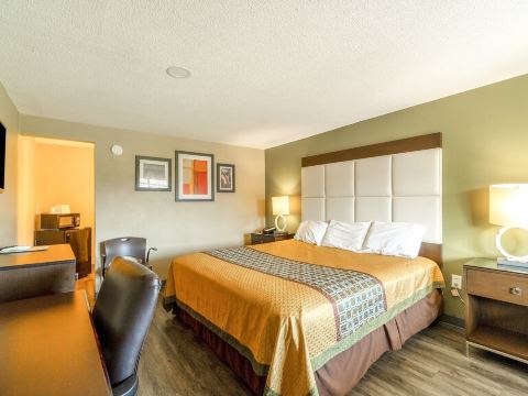 Deluxe Inn & Suites by OYO Miami OK