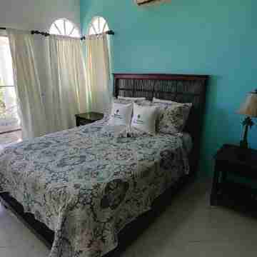 Large 6 bedroom, Luxury Villa with Pool, Ocean View, Fully Staffed, Near Beach! Rooms