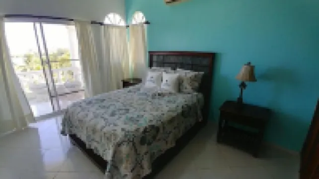 Large 6 bedroom, Luxury Villa with Pool, Ocean View, Fully Staffed, Near Beach! のホテル
