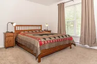 Antler Chalet - Sleeps 10, Hot tub, Gameroom ~ 4 minutes to Big Boulder!
