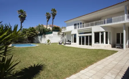 Spectacular villa with private pool. Отели рядом со станцией Monte Estoril
