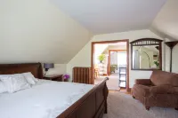 Trendy Uptown, just steps away for numerous culinary and entertainment options.