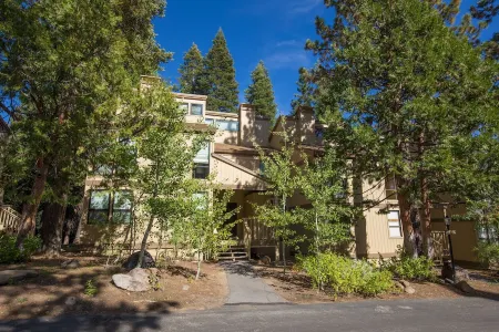 Cozy condo with shared pool and tennis courts near lake, Northstar, and more! Отели рядом с достопримечательностью «Государственная зона отдыха Кингс Бич»