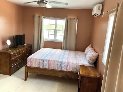 E.B.Rentals Unit#1 - Central location5 minutes from Airport2 bedroom, 1bath Hotels near Great Exuma