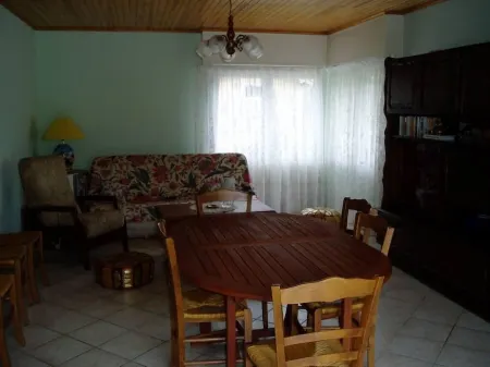 Recent villa in quiet traditional neighborhood Отели в г. Андернос-ле-Бен