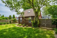 Driftwood Cottage @  Saybrook Point Marina, 2 King Beds Hotels in Old Saybrook