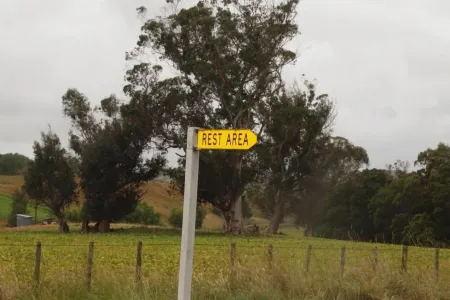 Beach & village a stone throw away! Or a 2min  walk to Wallingford Homestead! Отели в г. Уоллингфорд