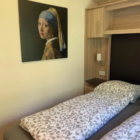 Beautiful and luxurious chalet for 4 persons 500 m from the sea. Hotels in Petten