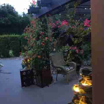 Mountain view, beautiful walk out suite overlooking a park and creek. 3bedrooms. Hotel Exterior