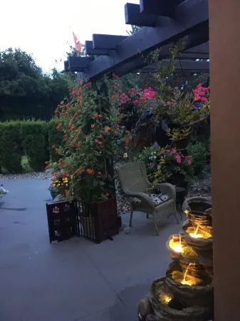 Mountain view, beautiful walk out suite overlooking a park and creek. 3bedrooms. Отели рядом с достопримечательностью «NK'MIP Cellars»