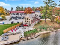 Riverview home. 2 minute walk to the beach in the heart of Wasaga. Hotels near Gateway Camping