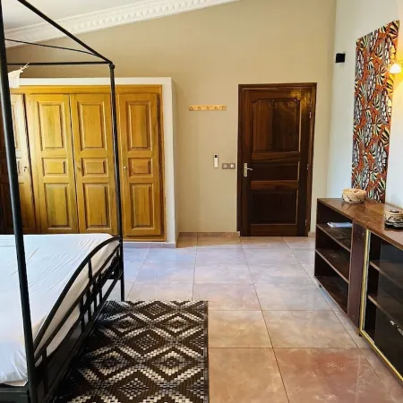 In Saly on the small coast house of 450 m2, with 5 bedrooms and private pool