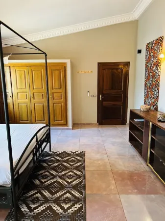 In Saly on the small coast house of 450 m2, with 5 bedrooms and private pool Отели в г. Сали