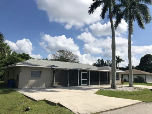 Cozy, clean duplex with outdoor dinning.