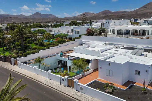 PURE LUXURY 4 Bedroom 5 bathroom Villa With  Heated pool, Aircon and Hot Tub