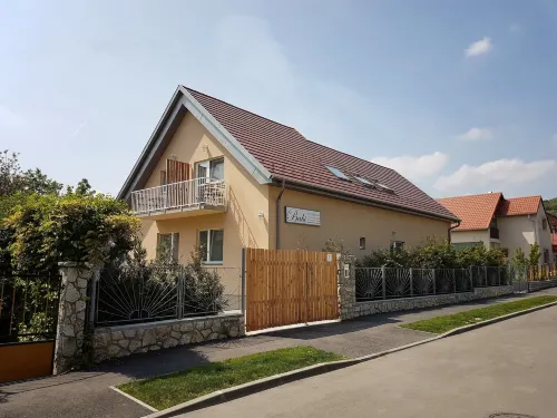 Babi Guesthouse - Babi Vendégház Hotels in Balatonfured