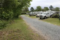 Four Oaks Lodging - Parkplatz