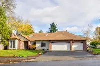 Near Shops & Cafes: Beaverton Haven w/ Luxe Decor! - Badekar