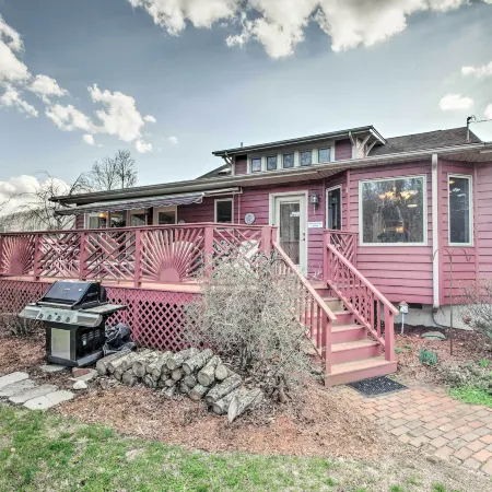 Damascus Home w/ Fire Pit & Views, Walk to Shops!