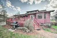 Damascus Home w/ Fire Pit & Views, Walk to Shops! - parking