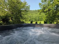 Onyx Owl Cabin: Private Hot Tub⁘Fire Pit⁘Heated Patio⁘Vineyard⁘Hiking⁘Golf