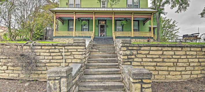 The Lilly House: Historic Glen Rose Home w/ Porch! Ξενοδοχεία στην πόλη Somervell County