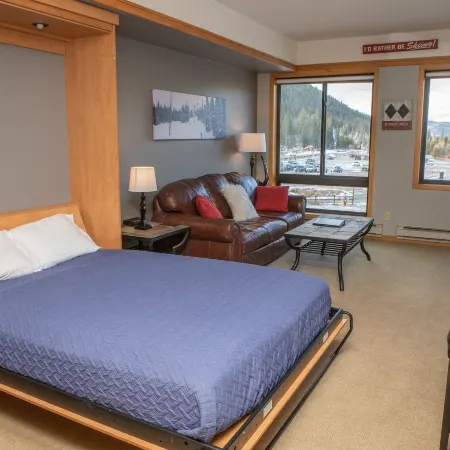2759 Slopeside 1 Bedroom Condo by RedAwning