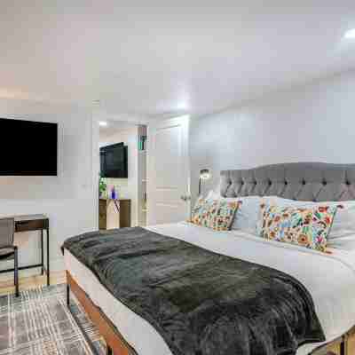 Steps from Wash Park Modern Apt, Patio and Parking Rooms