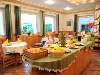 Hotel Pension Schweitzer Hotels in Silandro