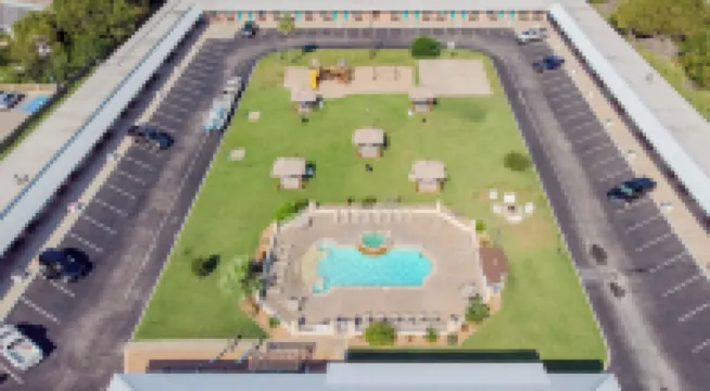 鯊魚礁度假村汽車旅館加小屋