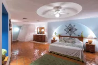 Casa la Palma Full Service Scape -Whit Chef and Staff