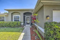 Lanai & Heated Pool: Stunning Cape Coral Getaway - Parkering