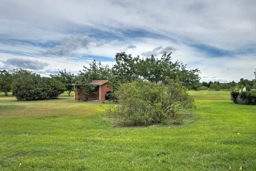 Delightful Carmine Studio on Farm Near Round Top! - Homestays