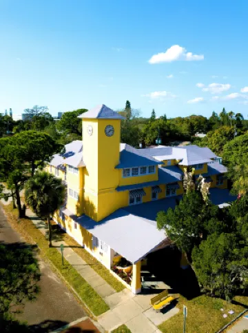 Peninsula Bed & Cocktails